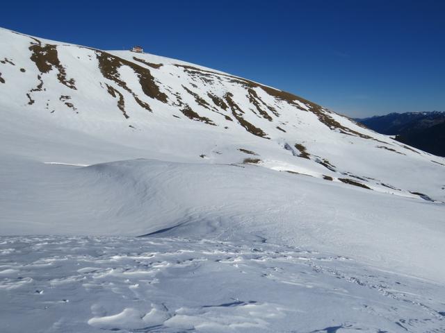 wie in einer weissen Arena zieht sich die Schneeschuhspur anschliessend...