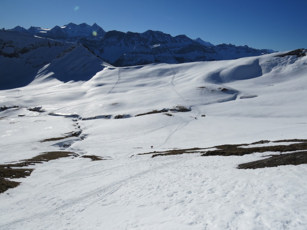 ...blicken wir zurück auf unseren Aufstieg – unsere Spur zieht sich gut sichtbar durch die weisse Landschaft
