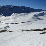 ...blicken wir zurück auf unseren Aufstieg – unsere Spur zieht sich gut sichtbar durch die weisse Landschaft