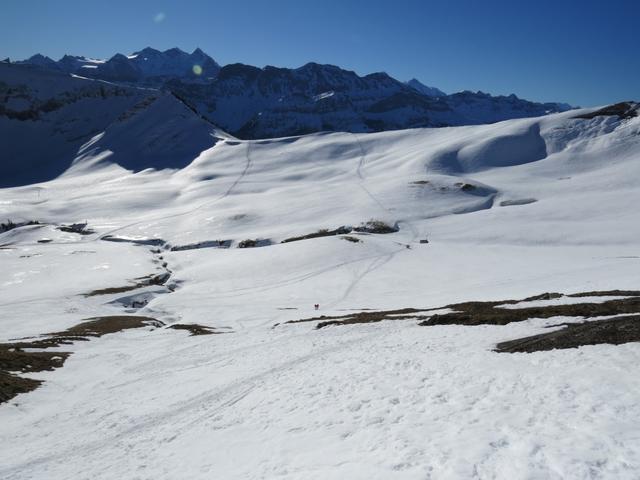 ...blicken wir zurück auf unseren Aufstieg – unsere Spur zieht sich gut sichtbar durch die weisse Landschaft