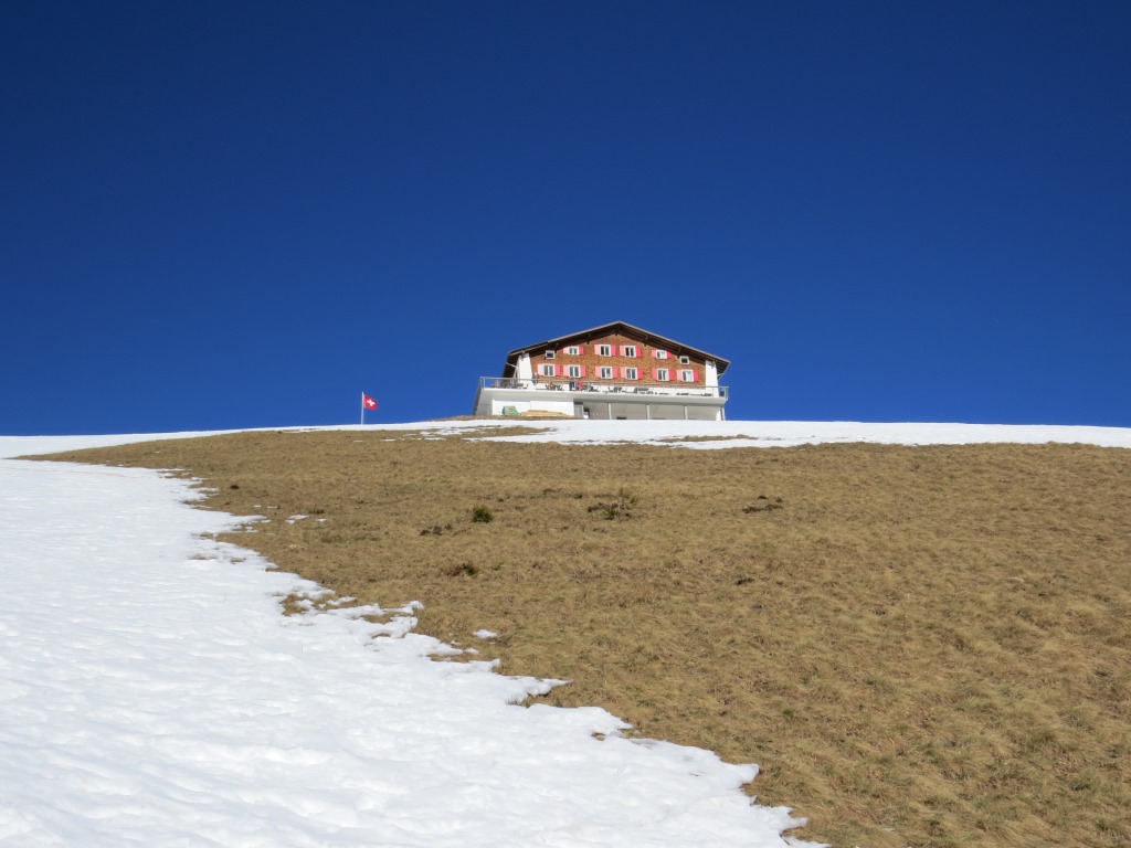 ...zum Bärghuis Schönbüel auf 2009 m.ü.M., das schon von weitem sichtbar ist.