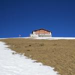 ...zum Bärghuis Schönbüel auf 2009 m.ü.M., das schon von weitem sichtbar ist.
