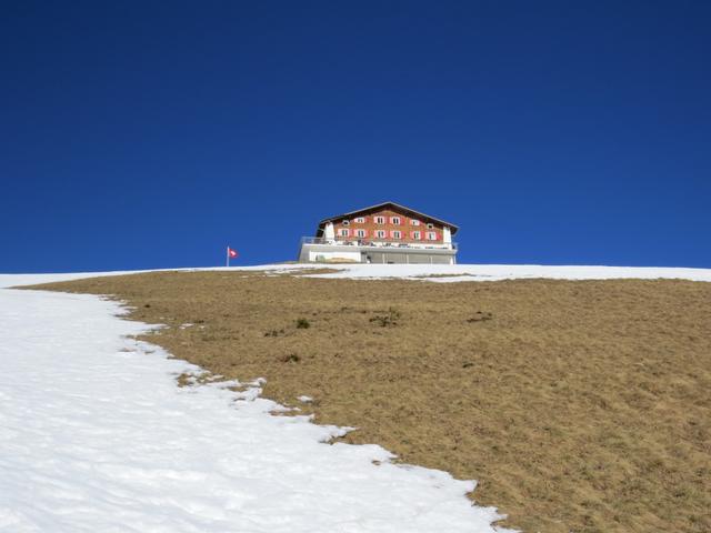 ...zum Bärghuis Schönbüel auf 2009 m.ü.M., das schon von weitem sichtbar ist.