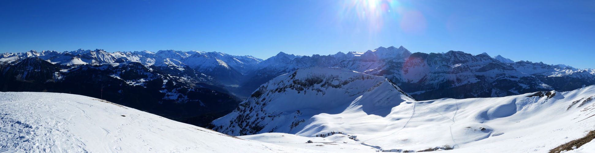 ein traumhaftes Breitbildfoto mit Blick in die Berner, Urner und Obwaldner Berge