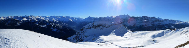 ein traumhaftes Breitbildfoto mit Blick in die Berner, Urner und Obwaldner Berge