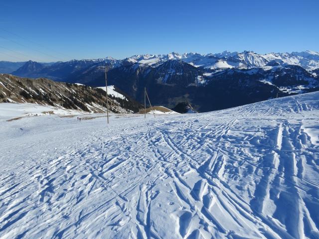 vom Berghaus führt der Pfad entlang der ehemaligen Skipiste abwärts