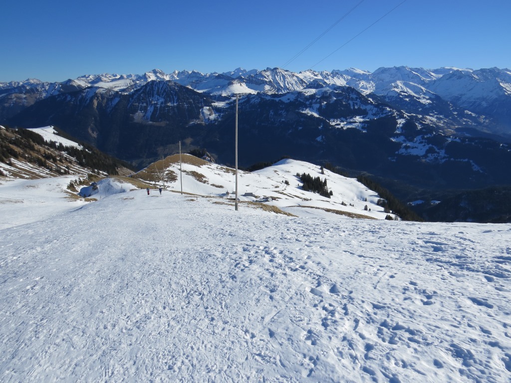 in einem grossen Borgen führt uns der Schneeschuhpfad abwärts