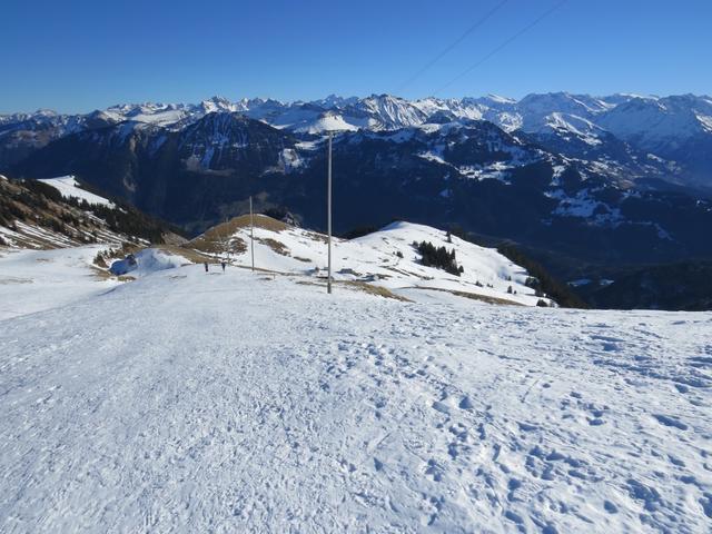 in einem grossen Borgen führt uns der Schneeschuhpfad abwärts