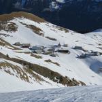 vor uns erscheint das kleine Hüttendörfli Breitenfeld, eingebettet in die weisse Winterlandschaft