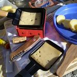 ...und lassen uns das selbst mitgebrachte Raclette schmecken