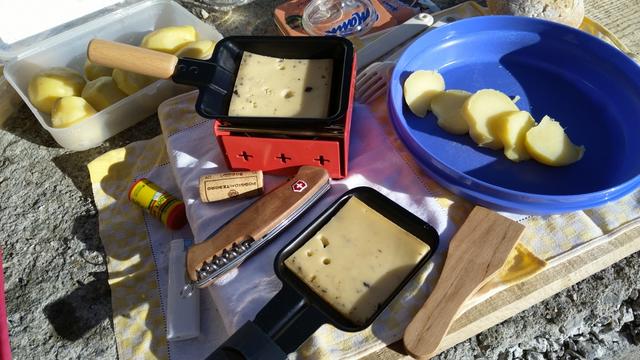 ...und lassen uns das selbst mitgebrachte Raclette schmecken