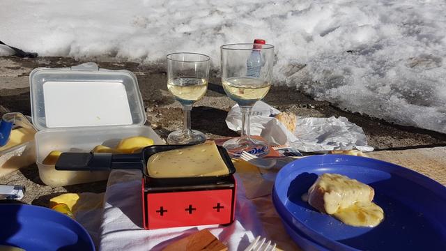 ein Raclette im Freien zuzubereiten ist zwar eine kleine Herausforderung...