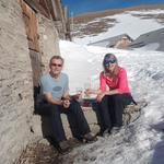 umgeben von glitzerndem Schnee und einer atemberaubenden Aussicht sagen wir Prost!