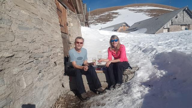 umgeben von glitzerndem Schnee und einer atemberaubenden Aussicht sagen wir Prost!