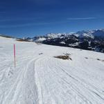 ......und folgen dem markierten Pfad, der sich sanft durch die weite Winterlandschaft hinunter Richtung Turren zieht