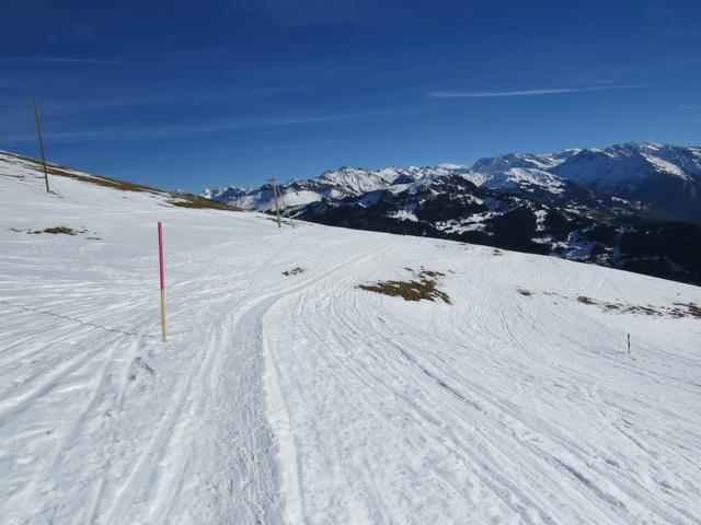 ......und folgen dem markierten Pfad, der sich sanft durch die weite Winterlandschaft hinunter Richtung Turren zieht
