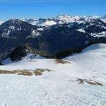 vor uns öffnet sich ein breites, helles Schneefeld, und Schritt für Schritt gleiten wir wieder tiefer ins Tal