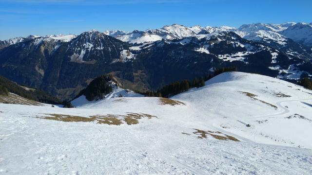 vor uns öffnet sich ein breites, helles Schneefeld, und Schritt für Schritt gleiten wir wieder tiefer ins Tal