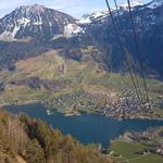 wir blicken hinunter zum Lungerersee und Lungern