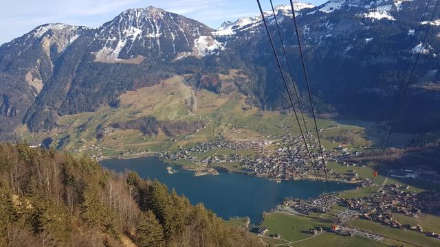 wir blicken hinunter zum Lungerersee und Lungern