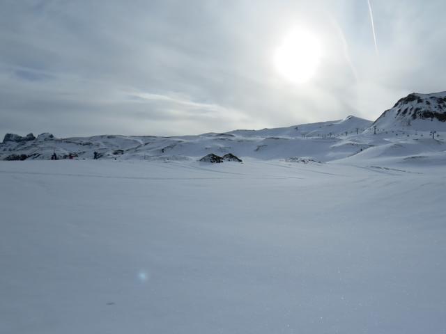 unser Blick schweift über den Melchsee, vollständig von einer dicken Schnee- und Eisschicht bedeckt