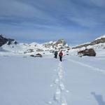 hier schnallen wir endlich die Schneeschuhe an