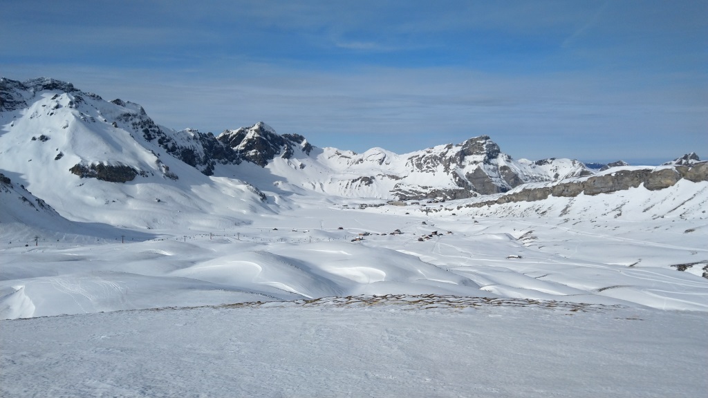 hier oben geniessen wir eine atemberaubende Aussicht. Wir blicken hinunter nach Melchsee-Frutt