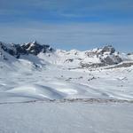 hier oben geniessen wir eine atemberaubende Aussicht. Wir blicken hinunter nach Melchsee-Frutt