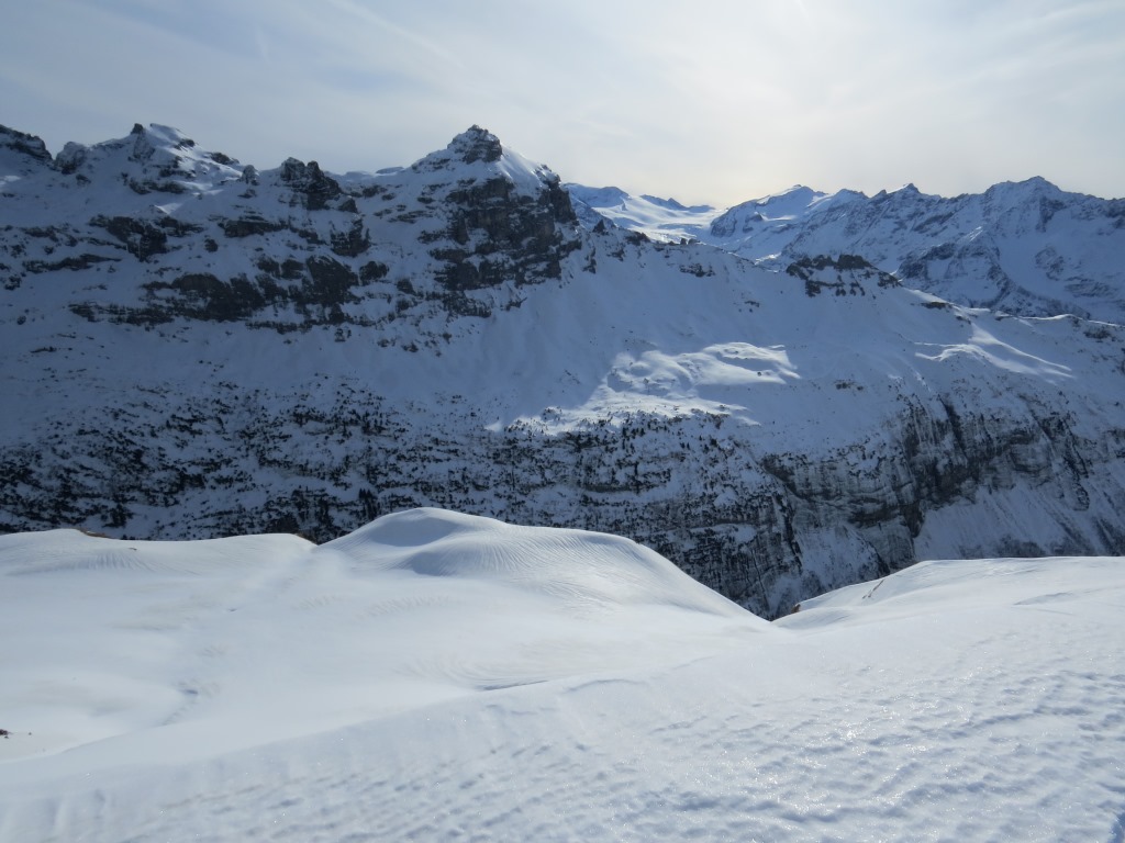 Tiefblick ins Gental mit Tällistock und Gadmerflue