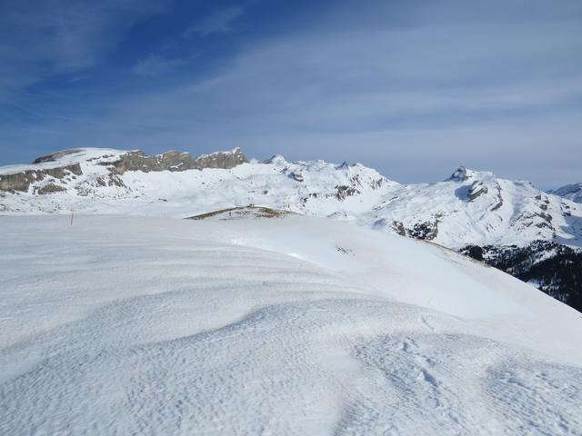 der Pfad führt über den breiten Grat, der sich wie ein weisser Rücken durch die Winterlandschaft zieht