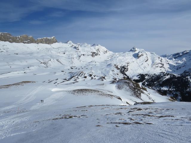 Schritt für Schritt laufen wir abwärts Richtung Tannalp, die kurz darauf tief unter uns auftaucht