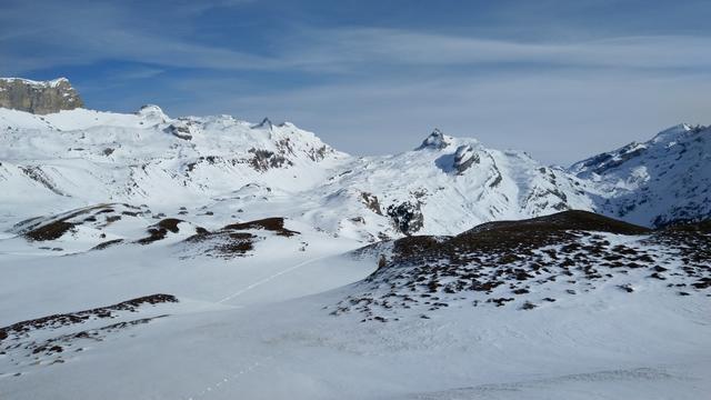 direkt vor uns Tannalp, dahinter der Graustock