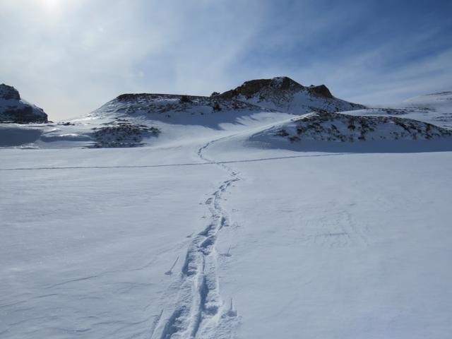 ein Blick zurück offenbart unsere Spur im Schnee