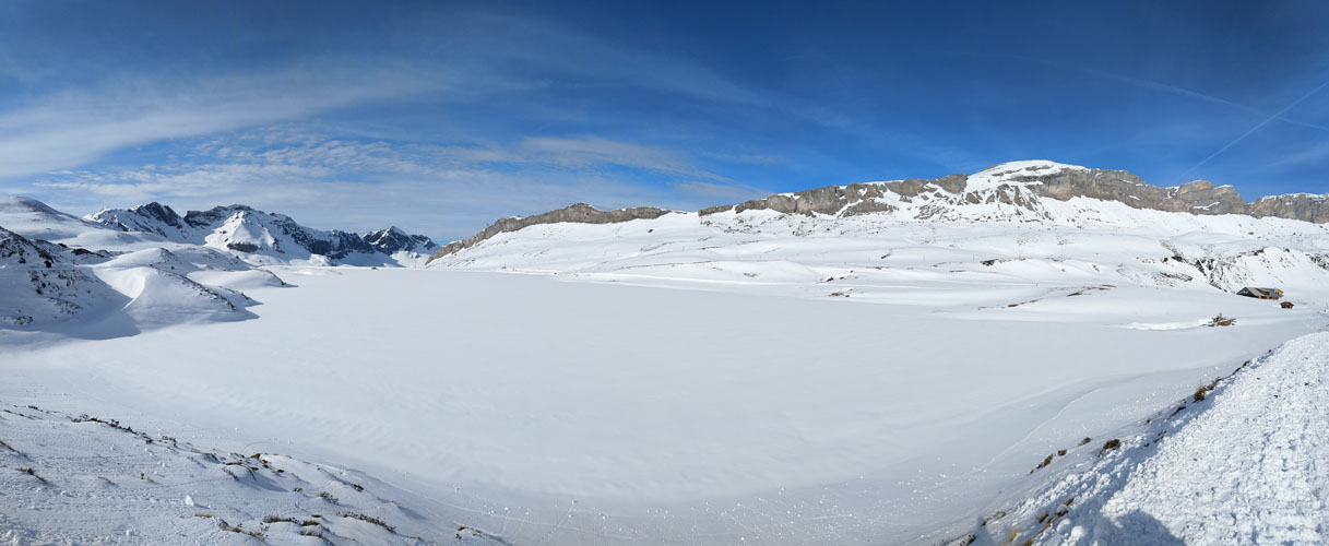 unser Blick schweift über den Tannensee, auch er ist vollständig von einer dicken Schnee- und Eisschicht bedeckt