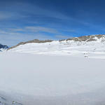 unser Blick schweift über den Tannensee, auch er ist vollständig von einer dicken Schnee- und Eisschicht bedeckt