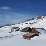 ein kleines, stilles Dörfli, eingebettet in die weite Schneemulde und von der Sonne sanft beleuchtet