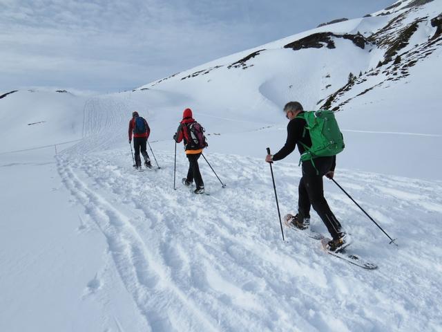 nach der Mittagsrast verlassen wir das kleine Dorf Tannalp