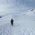 ...wir in den markierten Schneeschuhpfad ein, der sich sanft durch die weite Winterlandschaft zieht