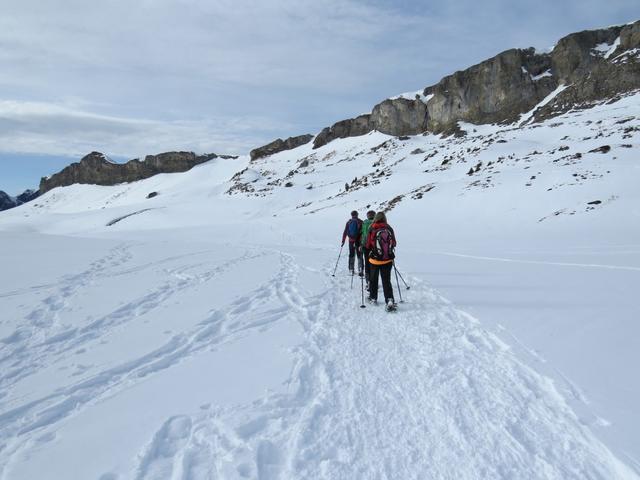 Schritt für Schritt steigen wir höher, dem Übergang Chringen entgegen...