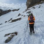 leicht rechts haltend, zieht sich die Schneeschuhspur hinauf zum Übergang Chringen
