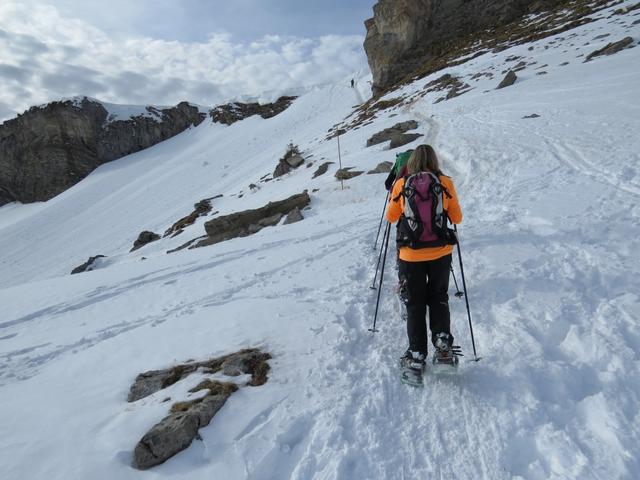 leicht rechts haltend, zieht sich die Schneeschuhspur hinauf zum Übergang Chringen