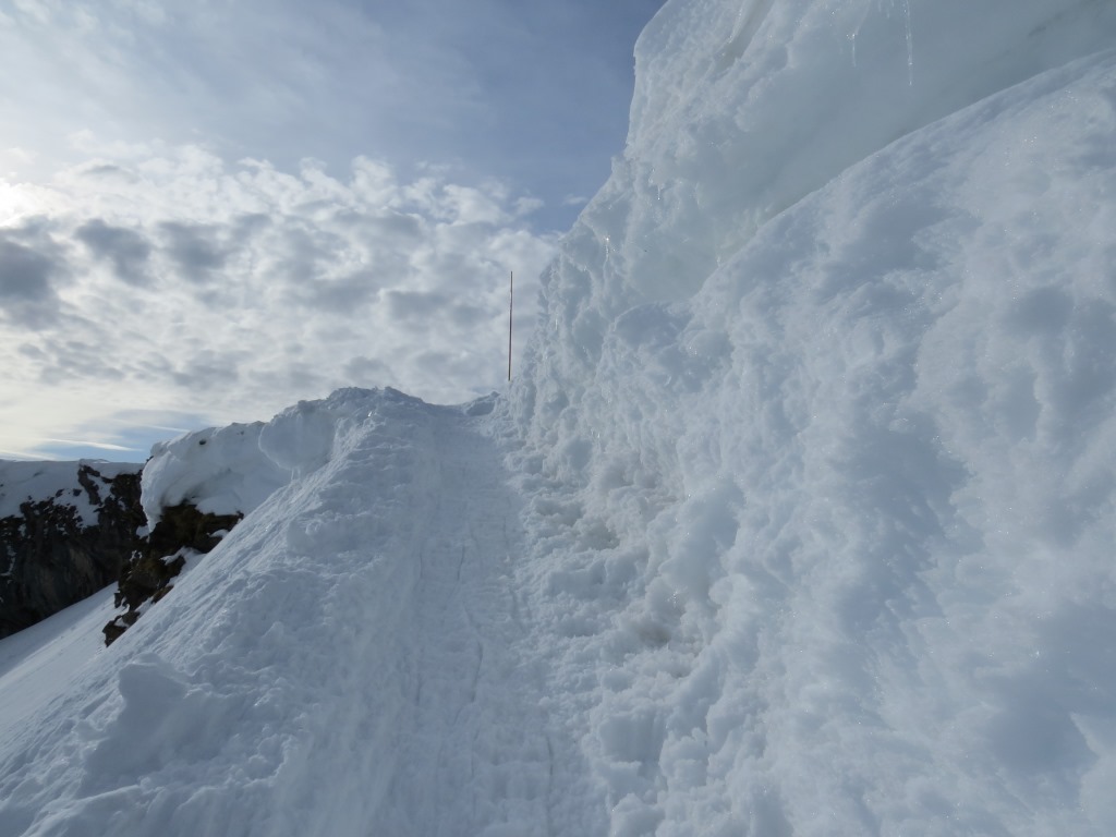 rechts von uns türmen sich die Schneeverwehungen meterhoch auf