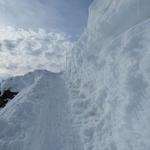 rechts von uns türmen sich die Schneeverwehungen meterhoch auf