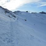 die steile Bergflanke des Tannenschilds wird in einem weiten Rechtsbogen umrundet