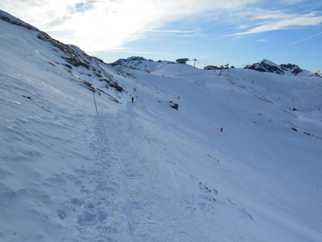 die steile Bergflanke des Tannenschilds wird in einem weiten Rechtsbogen umrundet