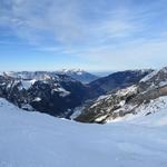 tief unter uns das Melchtal. Dahinter erkennen wir den Pilatus