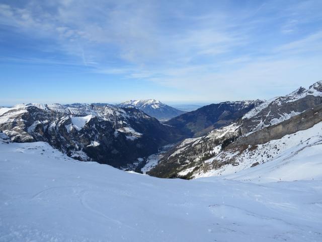 tief unter uns das Melchtal. Dahinter erkennen wir den Pilatus
