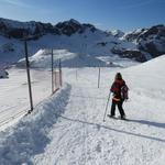der Schneeschuh Trail führt nun entlang dem Bergkamm stetig abwärts