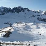 links an der Skipiste entlang geht es nun stetig abwärts Richtung Melchsee‑Frutt