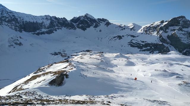 links an der Skipiste entlang geht es nun stetig abwärts Richtung Melchsee‑Frutt